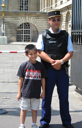Max and gendarme outside hall of justice